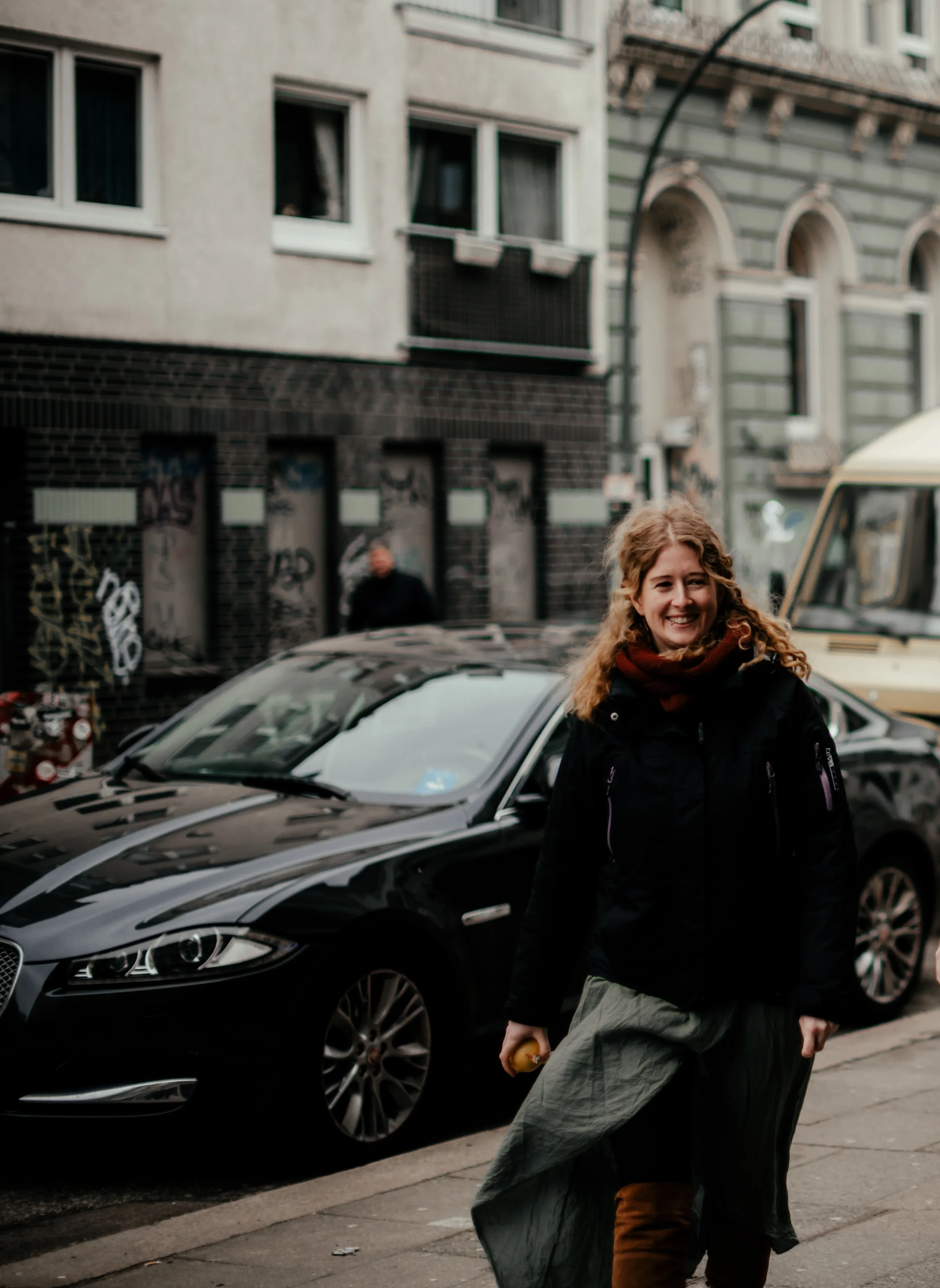 © Chris Zielecki Roxanna spaziert mit einer Zitrone in der Hand